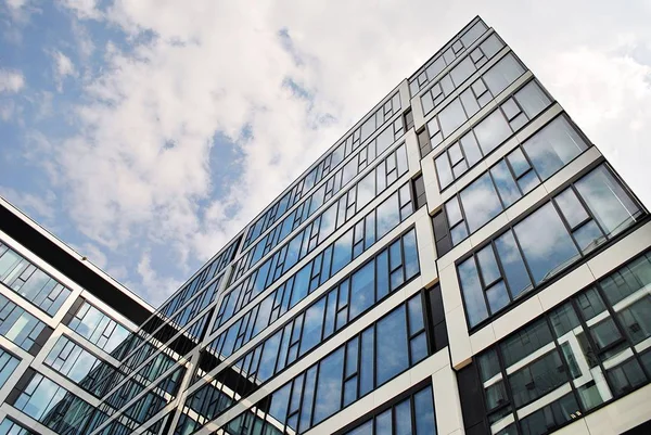Bâtiment moderne. Immeuble de bureaux moderne avec façade en verre . — Photo
