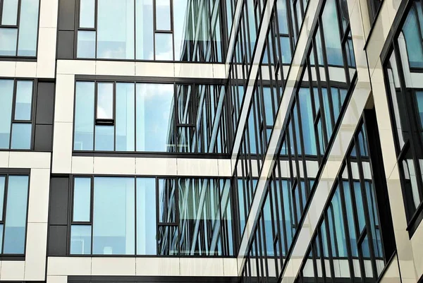 Сучасна будівля. Сучасна офісна будівля з фасадом зі скла . — стокове фото