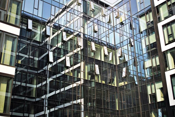 Modern building. Modern office building with facade of glass. — Stock Photo, Image