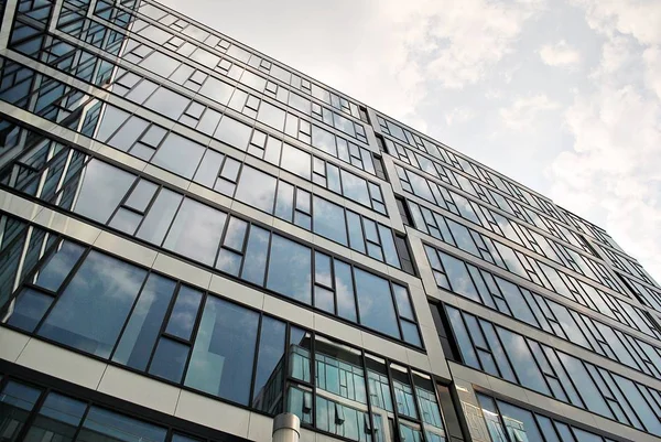 Edificio moderno. Moderno edificio de oficinas con fachada de vidrio . —  Fotos de Stock