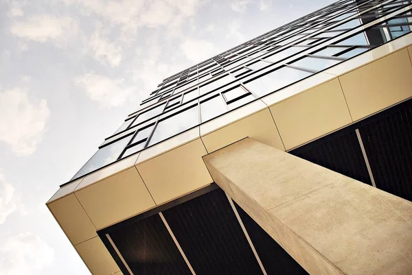 Moderno edificio de oficinas con fachada de vidrio — Foto de Stock