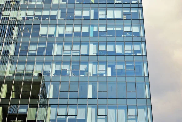 Moderno edificio de oficinas con fachada de vidrio — Foto de Stock