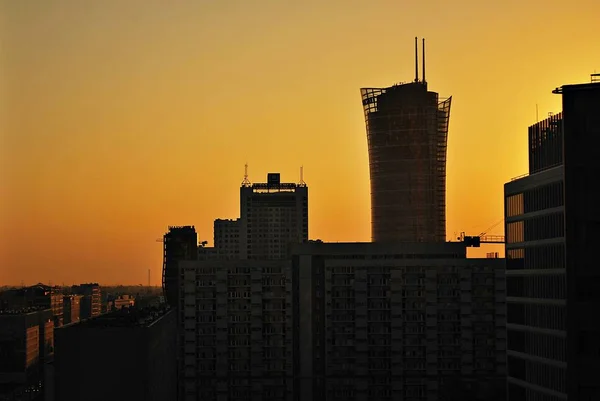 Moderno edificio de oficinas con fachada de vidrio —  Fotos de Stock