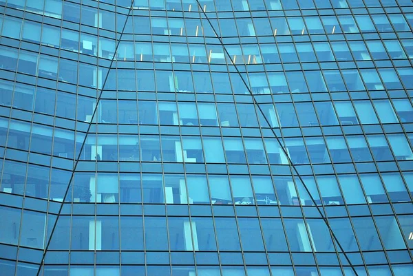 Moderno edificio de oficinas con fachada de vidrio — Foto de Stock