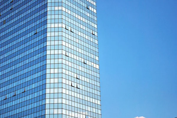 Edifício moderno.Edifício de escritório moderno com fachada de vidro — Fotografia de Stock