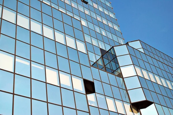 Moderno edificio de oficinas con fachada de vidrio —  Fotos de Stock