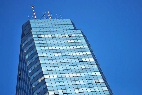 Edificio moderno. Edificio per uffici moderno con facciata di vetro — Foto Stock