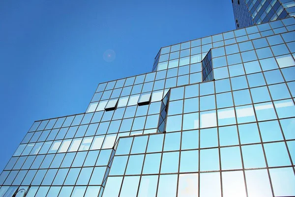 Moderno edificio de oficinas con fachada de vidrio — Foto de Stock