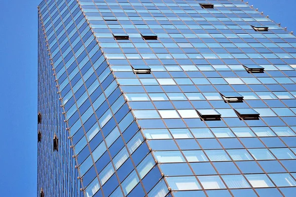 Immeuble de bureaux moderne avec façade en verre — Photo