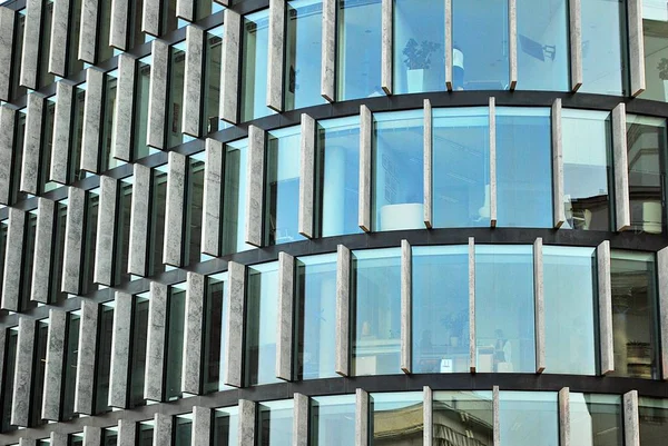 Moderno edificio de oficinas con fachada de vidrio — Foto de Stock