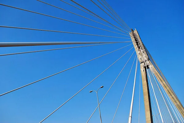 파란 하늘 배경으로 현대 교량 철 탑 — 스톡 사진