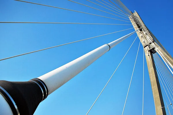 Сучасний мостовий пілон на тлі блакитного неба — стокове фото