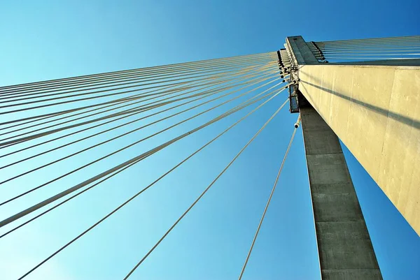 Ponte de pilão moderna contra um céu azul — Fotografia de Stock