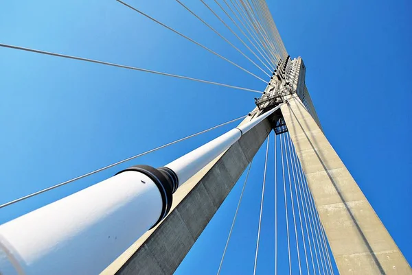 파란 하늘 배경으로 현대 교량 철 탑 — 스톡 사진