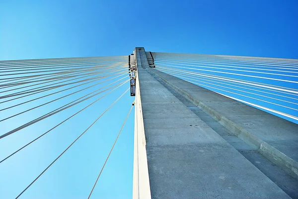 Ponte de pilão moderna contra um céu azul — Fotografia de Stock