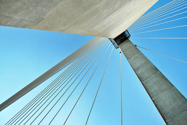 Moderne brug pyloon tegen een blauwe hemel — Stockfoto