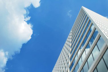 Modern bina. Camdan yapılmış modern ofis binası.