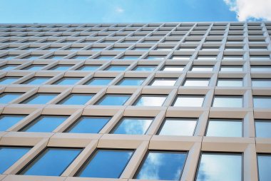 Modern bina. Camdan yapılmış modern ofis binası.