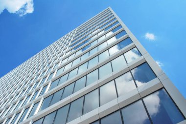 Modern bina. Camdan yapılmış modern ofis binası.