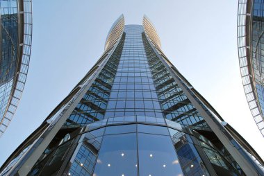 Modern bina. Camdan yapılmış modern ofis binası.