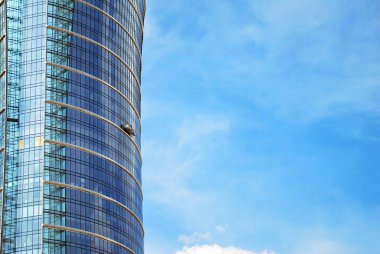 Modern bina. Camdan yapılmış modern ofis binası.