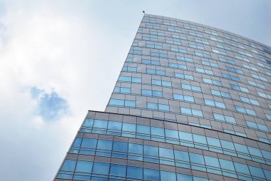 Modern bina. Camdan yapılmış modern ofis binası.