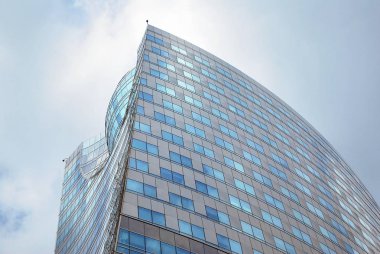 Modern bina. Camdan yapılmış modern ofis binası.