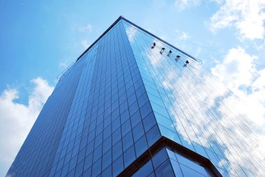 Modern bina. Camdan yapılmış modern ofis binası.