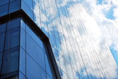 Modern bina. Camdan yapılmış modern ofis binası.