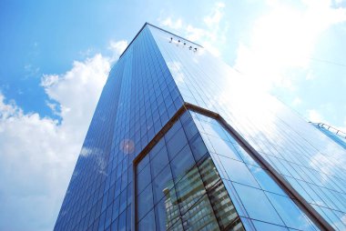 Modern bina. Camdan yapılmış modern ofis binası.