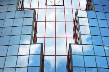 Modern bina. Camdan yapılmış modern ofis binası.