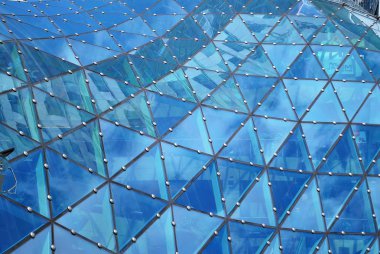 Modern bina. Camdan yapılmış modern ofis binası.