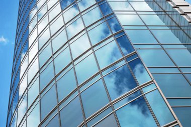 Modern bina. Camdan yapılmış modern ofis binası.