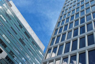 Modern bina. Camdan yapılmış modern ofis binası.