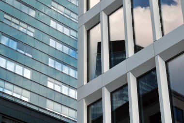 Modern bina. Camdan yapılmış modern ofis binası.