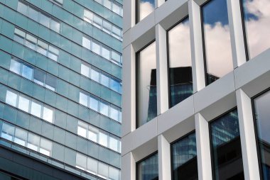 Modern bina. Camdan yapılmış modern ofis binası.
