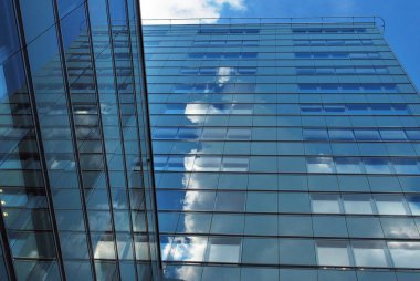 Modern bina. Camdan yapılmış modern ofis binası.