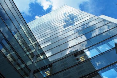 Modern bina. Camdan yapılmış modern ofis binası.