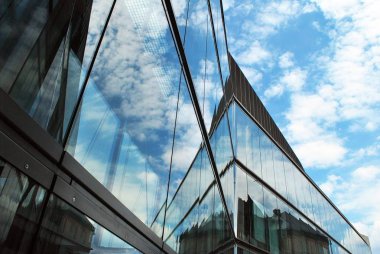 Modern bina. Camdan yapılmış modern ofis binası.