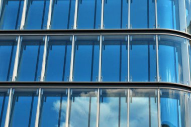 Modern bina. Camdan yapılmış modern ofis binası.