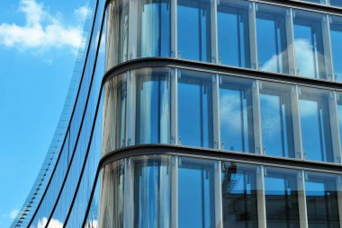 Modern bina. Camdan yapılmış modern ofis binası.