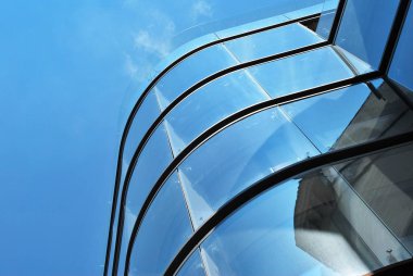 Modern bina. Camdan yapılmış modern ofis binası.