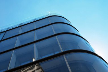 Modern bina. Camdan yapılmış modern ofis binası.