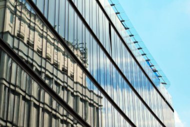 Modern bina. Camdan yapılmış modern ofis binası.