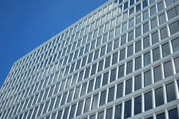 Moderní budova Moderní kancelářská budova s fasádou ze skla — Stock fotografie