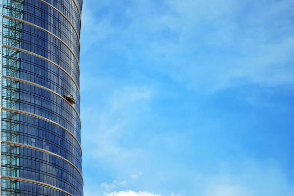 Modern building.Modern office building with facade of glass — Stock Photo, Image