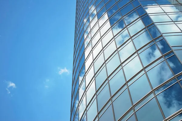 Moderni rakennus. Moderni toimistorakennus, jossa on julkisivu lasia — kuvapankkivalokuva