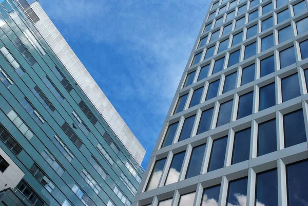 Moderno edificio de oficinas con fachada de vidrio — Foto de Stock
