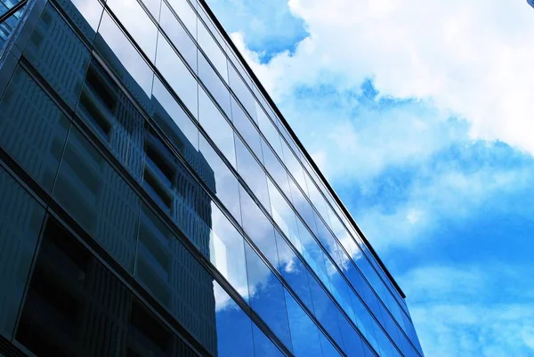 Moderno edificio de oficinas con fachada de vidrio — Foto de Stock