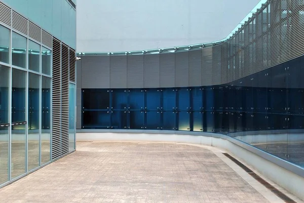 Σύγχρονο κτίριο.Σύγχρονο κτίριο γραφείων με πρόσοψη από γυαλί — Φωτογραφία Αρχείου